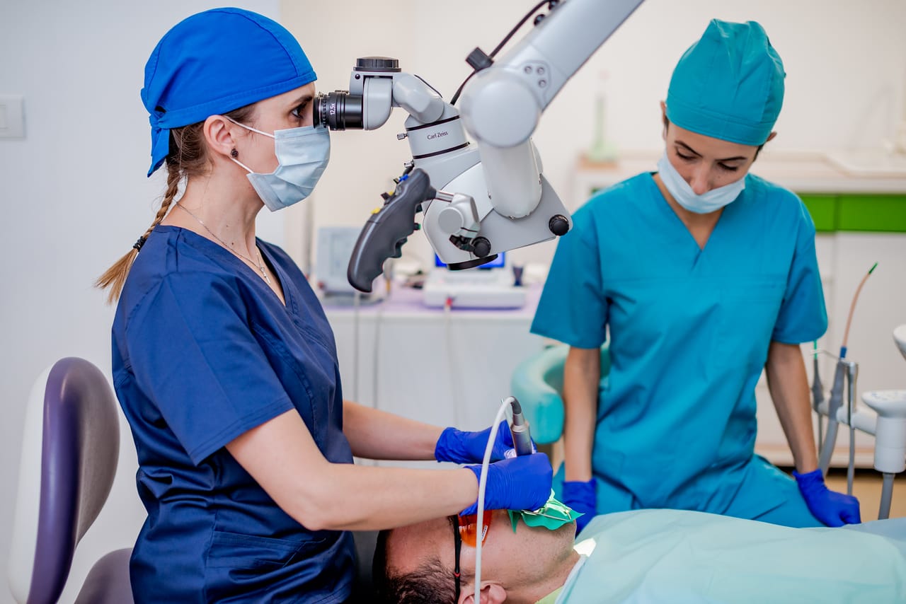 Microscop chirurgical Zeiss în timpul unui tratament