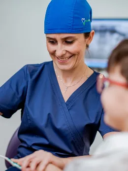 Medic Implantodent alături de un pacient