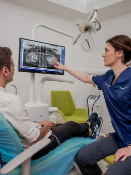 Medic explicând radiografia unui pacient