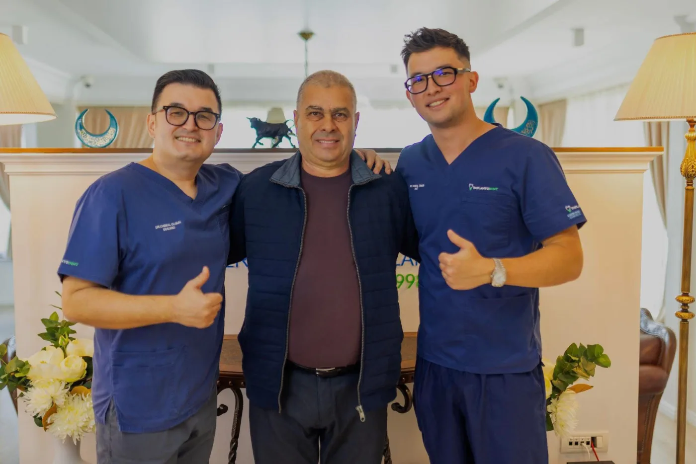 Medicii Implantodent alături de un pacient internațional, la finalul tratamentului
