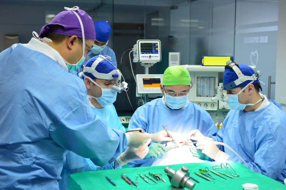 Echipa chirurgicală Implantodent în blocul operator, în timpul unei intervenții cu implanturi dentare