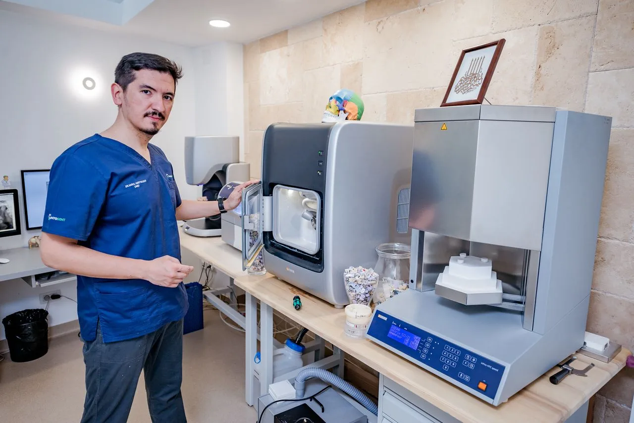 Medic Implantodent la unitatea de frezare și cuptorul de sinterizare din laboratorul propriu